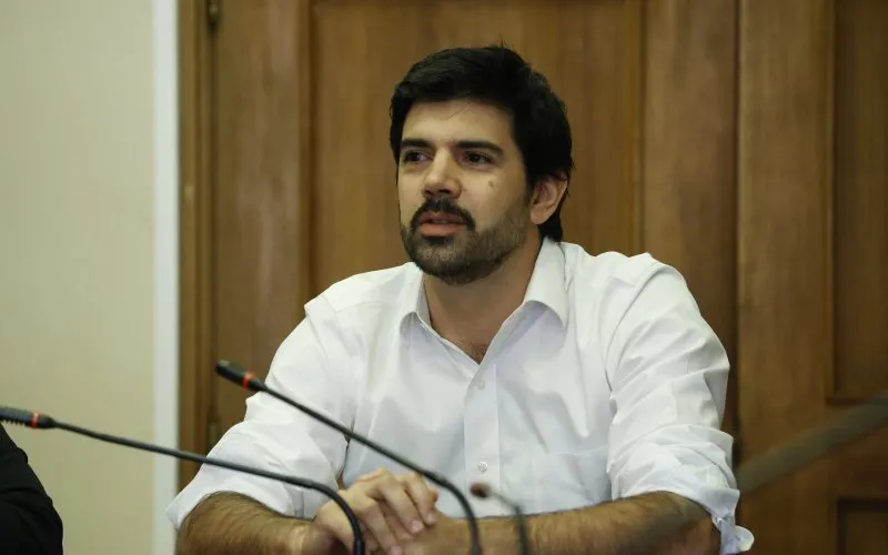 Declaración ante Fiscalía complica a diputado Lavín por uso irregular de fondos en marketing político