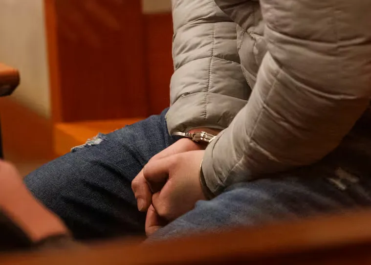 Prisión preventiva para joven acusado de violar a su madre en Osorno