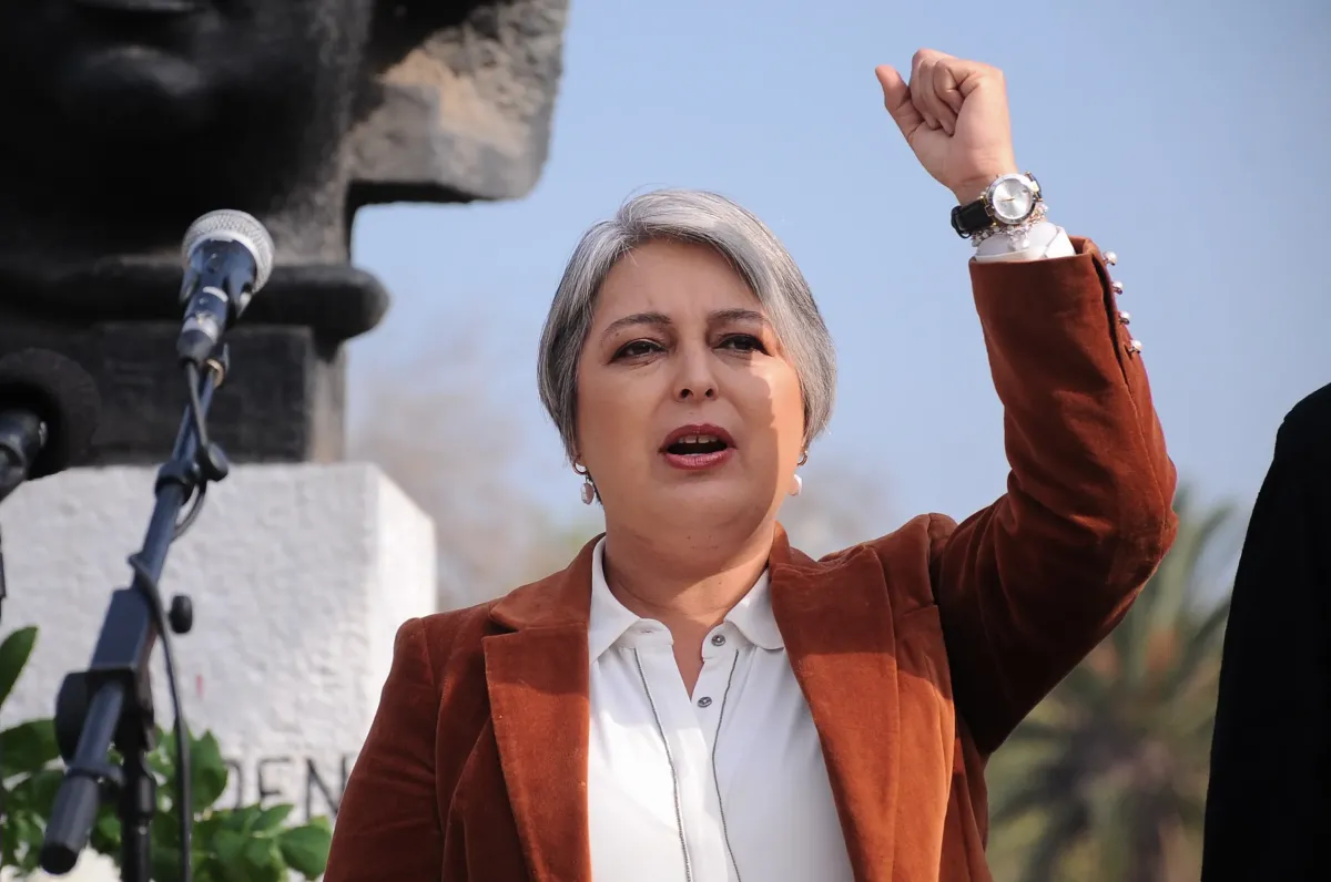 Jara intenta calmar tensiones: promete programa en los próximos días y responde a críticas internas